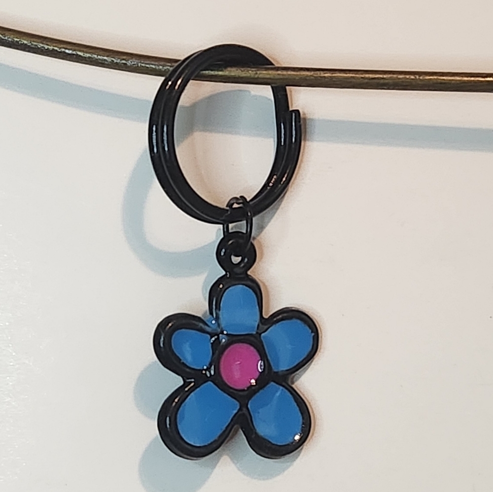 1 1/2” Unbranded Blue and Pink Flower Keychain